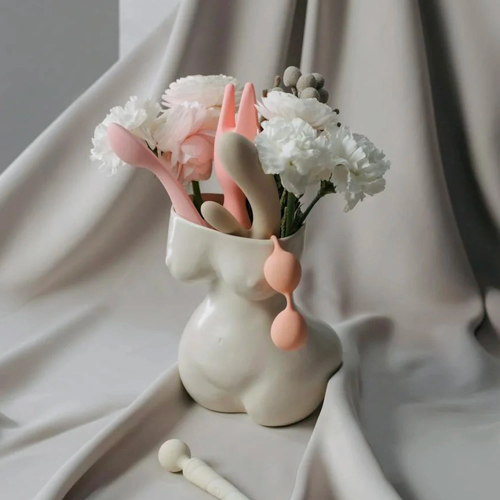 Vibromasseur dans un vase avec des fleurs
