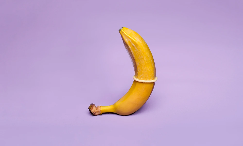 Préservatif sur une banane avant de ken dans l'eau