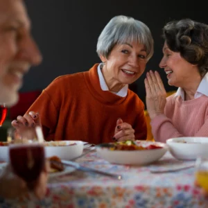 mamies qui parlent dans l'oreille à table, peut-être qu'elles parlent de sexe