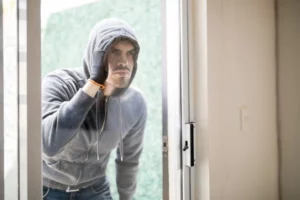 Intrus qui regarde des gens ken dans une maison
