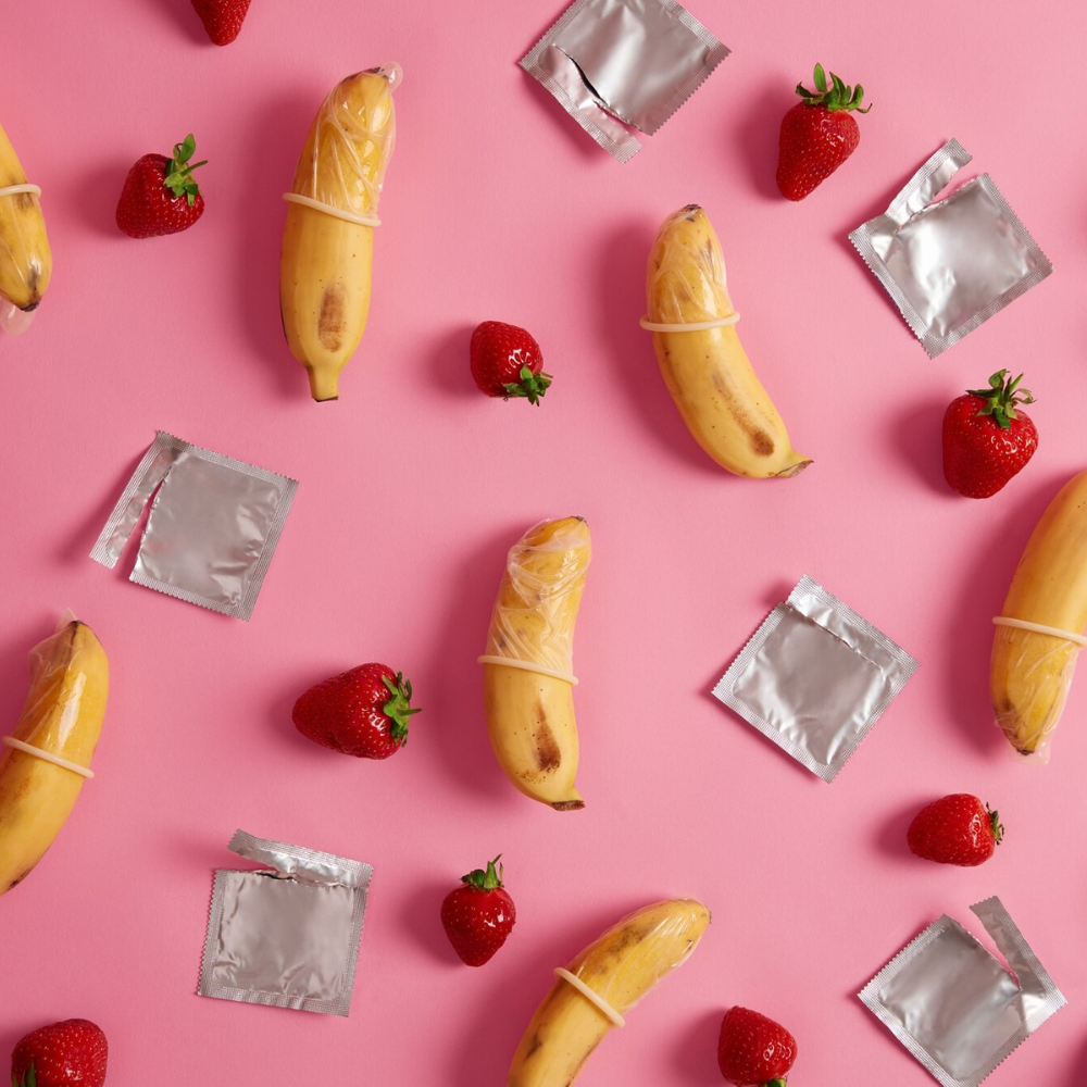 capotes au milieu de bananes et fraises, préservatifs aromatisés