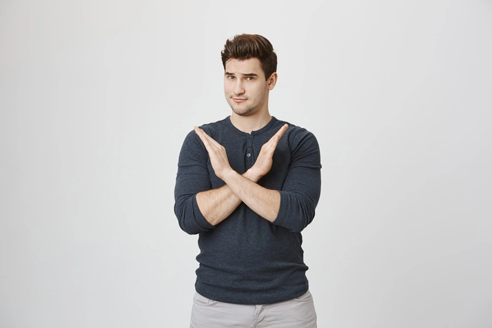 Homme qui dit non avec ses bras pour ken sous une couette