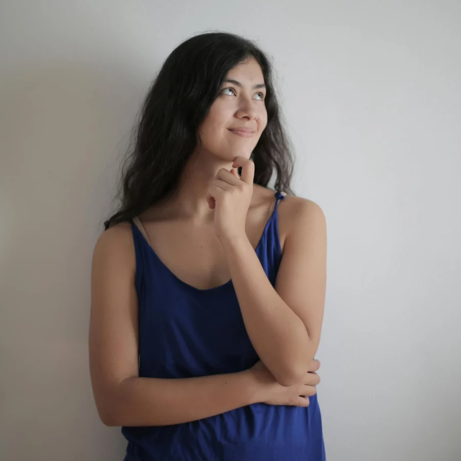 photo d'un femme qui doit penser à une fouffe