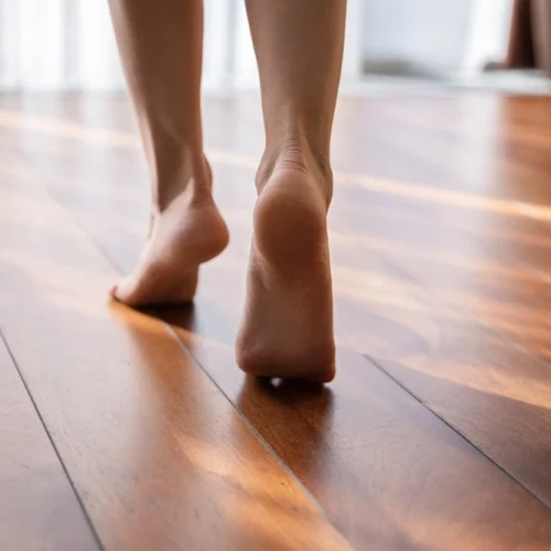 pieds sur un parquet pour aller ken chez ses parents